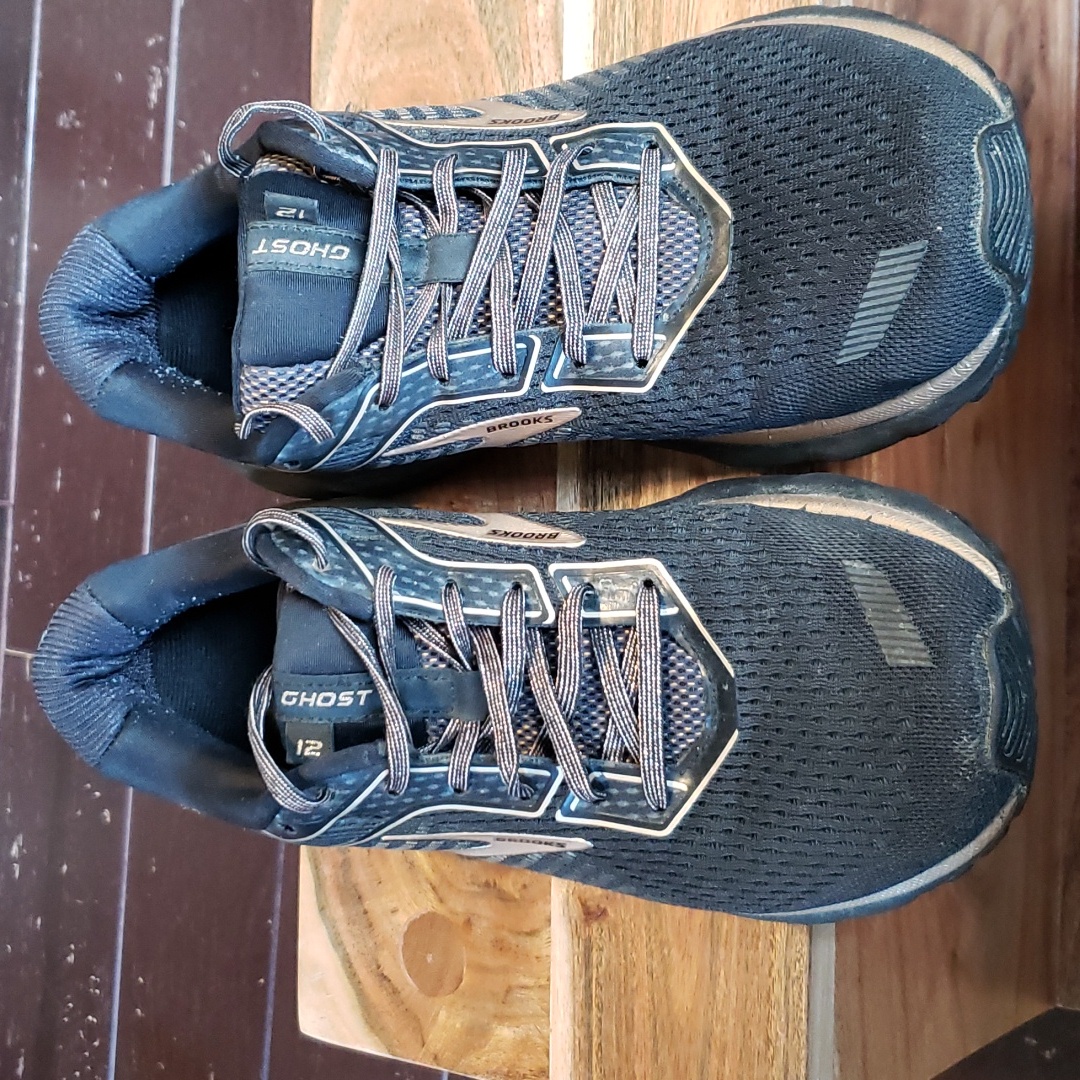 Brooks Ghost 12 Pre-Owned Size 9. Black & Gold. Glitter Laces. Good Condition